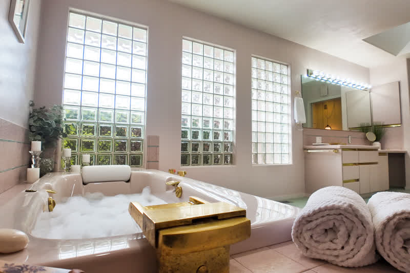 Lakeshore Home real estate photography &mdash; Spa bath, Centralia, WA